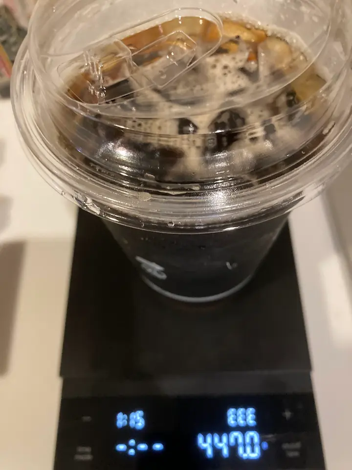 カップ込みで447.0gのセブン-イレブンのアイスコーヒーXL